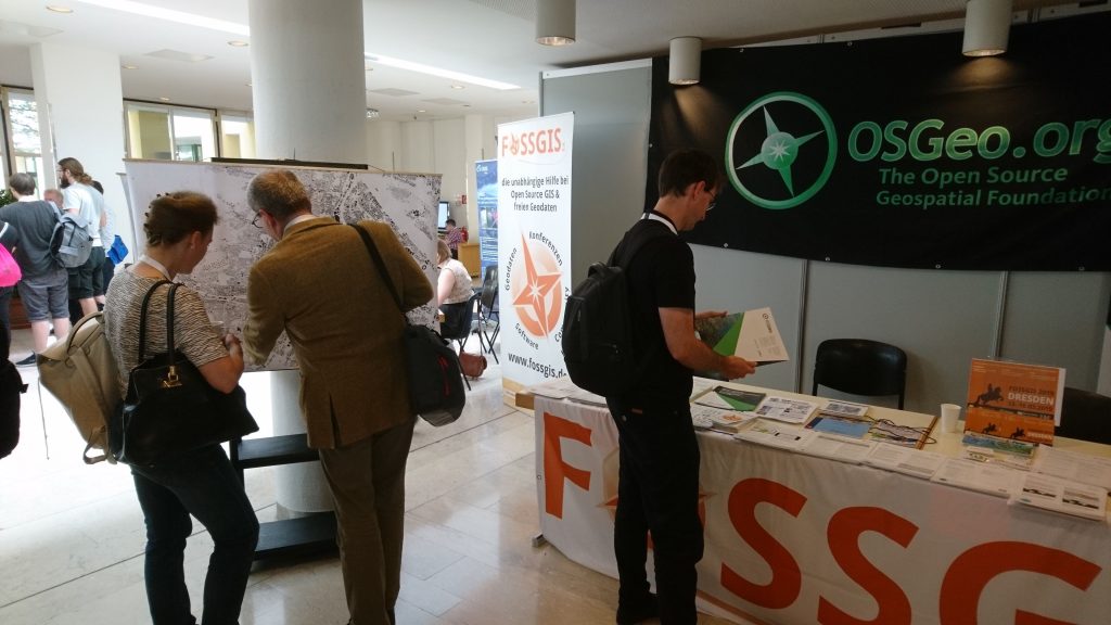 Besucher vor Schwarzplan