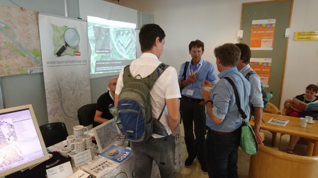 Diskussion beim Stand