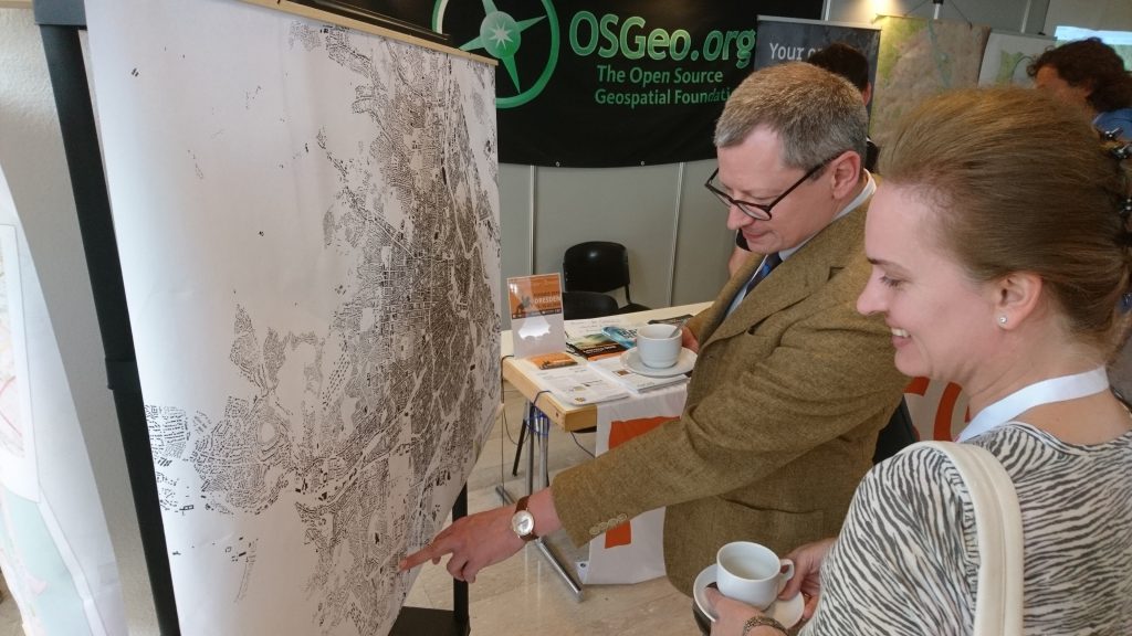 Besucher agieren mit Schwarzplan Karte